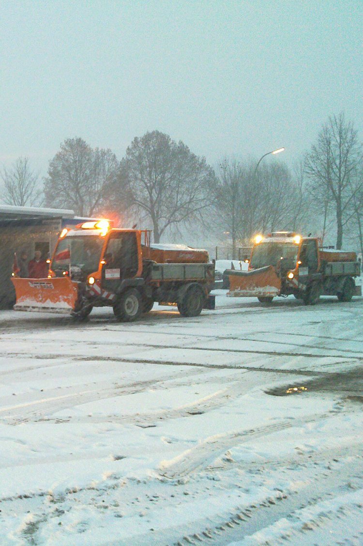 Schneeräumung mit Winterdienst Fahrzeugen der Schiller Service GmbH