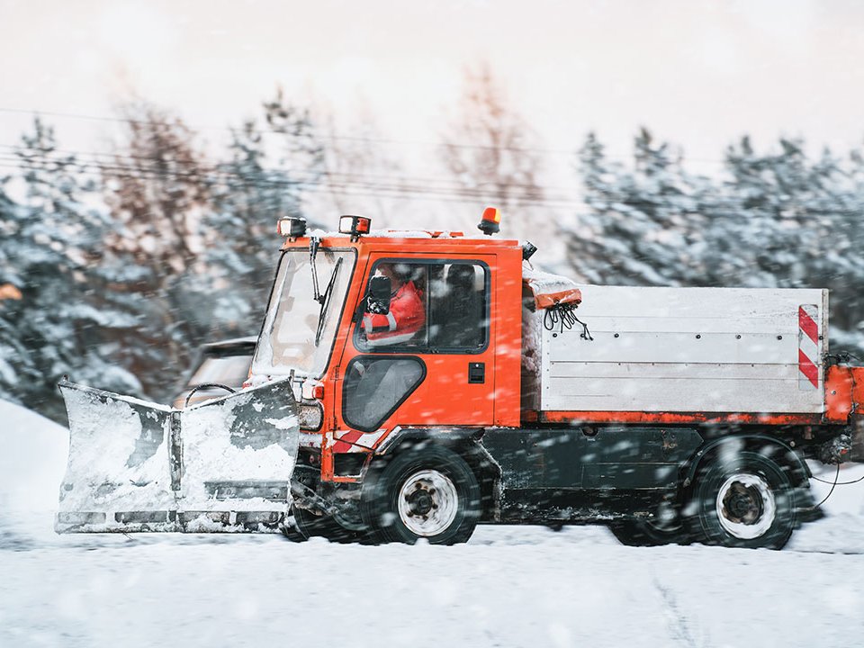 Räumfahrzeug räumt Schnee auf der Straße